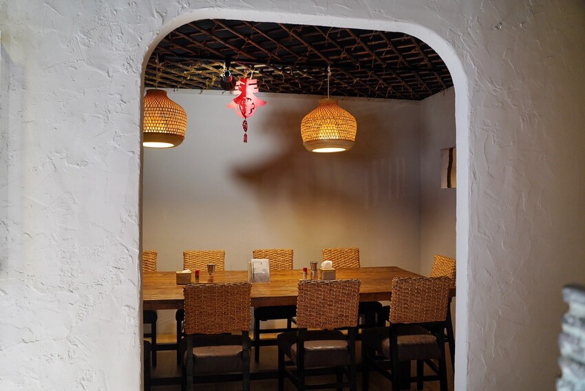 新竹肉量十足的日式咖哩推薦！「一集舒肥咖哩專賣」擁有日式庭院及洞穴式主題包廂，隨便拍隨便美！軟嫩舒肥牛排加上獨家濃郁咖哩醬，真的吃一次就愛上！ - 阿華田的美食日記