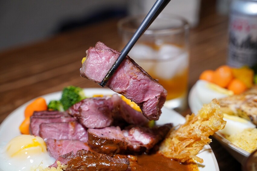 新竹肉量十足的日式咖哩推薦！「一集舒肥咖哩專賣」擁有日式庭院及洞穴式主題包廂，隨便拍隨便美！軟嫩舒肥牛排加上獨家濃郁咖哩醬，真的吃一次就愛上！ - 阿華田的美食日記