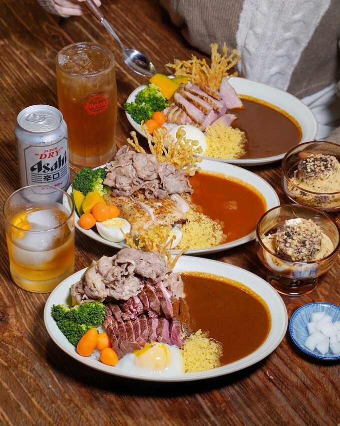 新竹肉量十足的日式咖哩推薦！「一集舒肥咖哩專賣」擁有日式庭院及洞穴式主題包廂，隨便拍隨便美！軟嫩舒肥牛排加上獨家濃郁咖哩醬，真的吃一次就愛上！ - 阿華田的美食日記