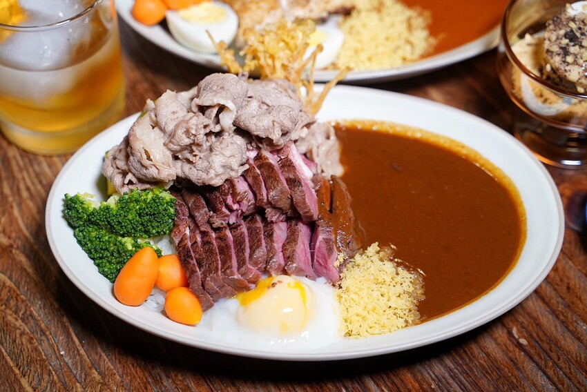 新竹肉量十足的日式咖哩推薦！「一集舒肥咖哩專賣」擁有日式庭院及洞穴式主題包廂，隨便拍隨便美！軟嫩舒肥牛排加上獨家濃郁咖哩醬，真的吃一次就愛上！ - 阿華田的美食日記