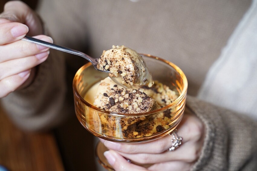 新竹肉量十足的日式咖哩推薦！「一集舒肥咖哩專賣」擁有日式庭院及洞穴式主題包廂，隨便拍隨便美！軟嫩舒肥牛排加上獨家濃郁咖哩醬，真的吃一次就愛上！ - 阿華田的美食日記