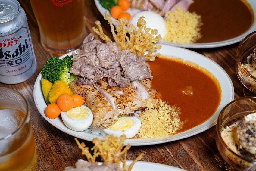 新竹肉量十足的日式咖哩推薦！「一集舒肥咖哩專賣」擁有日式庭院及洞穴式主題包廂，隨便拍隨便美！軟嫩舒肥牛排加上獨家濃郁咖哩醬，真的吃一次就愛上！ - 阿華田的美食日記