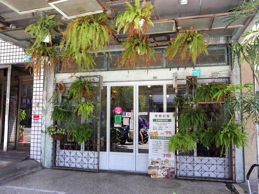 台南港式茶餐廳必點!黯然銷魂叉燒飯,壽星送超狂調酒。