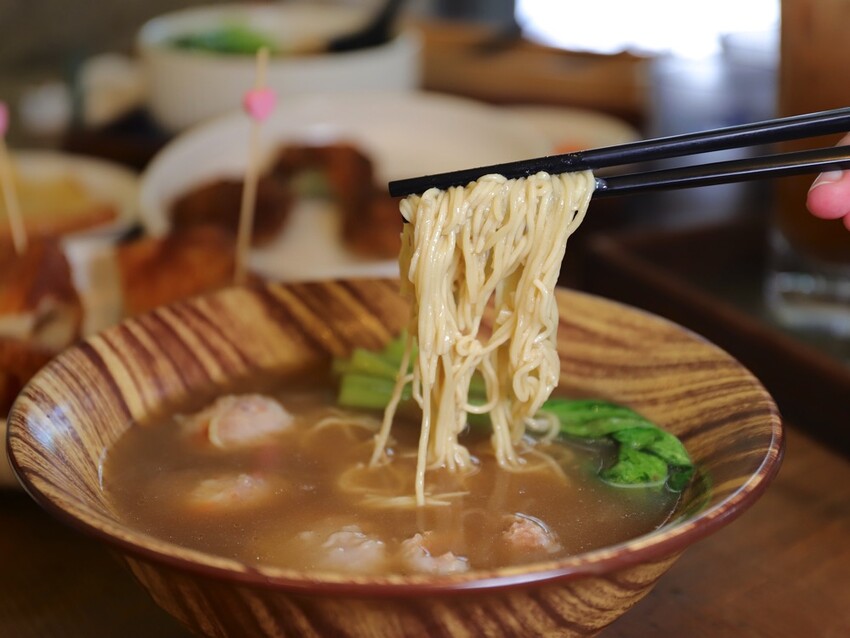 台南港式茶餐廳必點!黯然銷魂叉燒飯,壽星送超狂調酒。