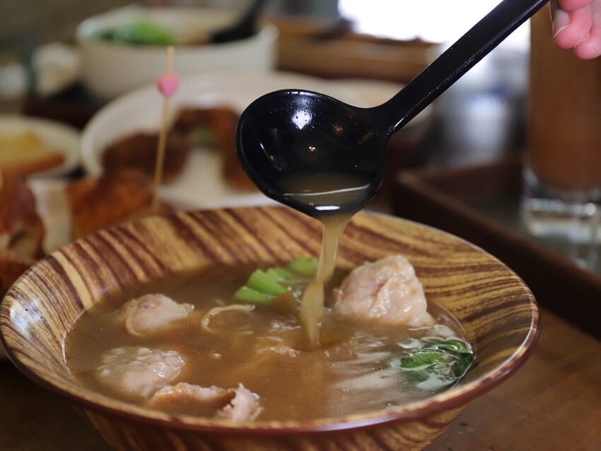 台南港式茶餐廳必點!黯然銷魂叉燒飯,壽星送超狂調酒。