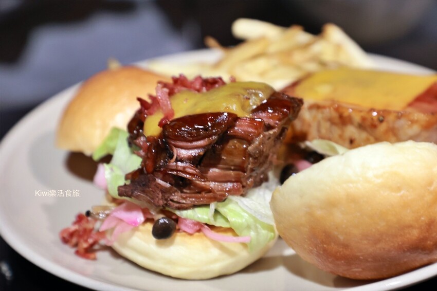 彰化縣彰化市彰化AGA DELI BURGER漢堡｜彰化美食必吃AGA手作漢堡肉肉超厚、溫沙拉味道極好！