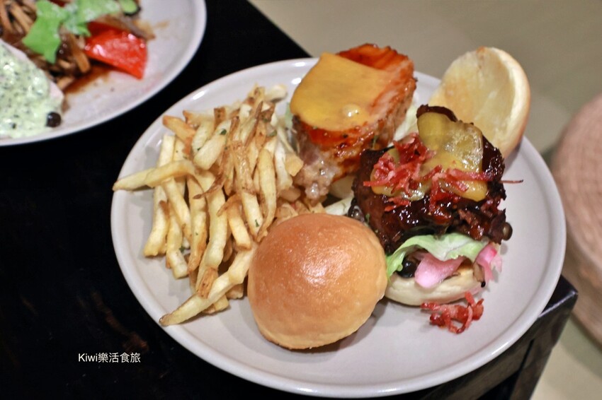 彰化縣彰化市彰化AGA DELI BURGER漢堡｜彰化美食必吃AGA手作漢堡肉肉超厚、溫沙拉味道極好！