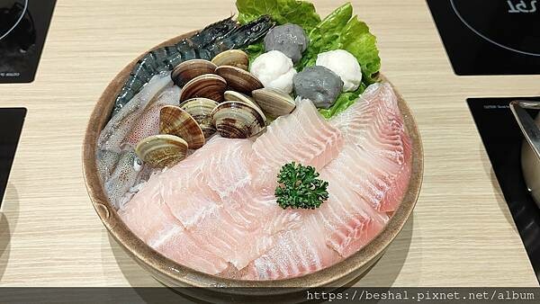 椪一下個人火鍋竟然可以一個人吃鴛鴦鍋耶!高CP值只要298起