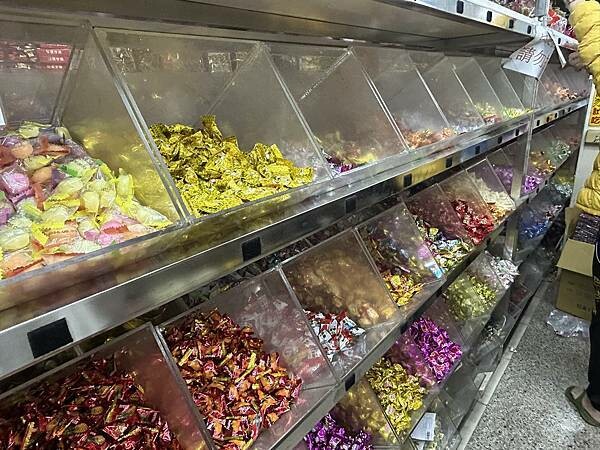 【屏東萬丹】隆達糖果餅乾批發零售專賣店 ~天啊!大家都大包小