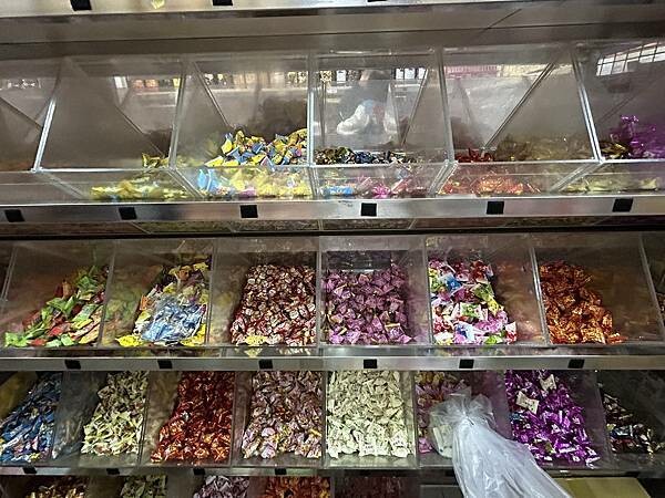 【屏東萬丹】隆達糖果餅乾批發零售專賣店 ~天啊!大家都大包小
