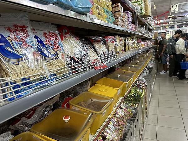 【屏東萬丹】隆達糖果餅乾批發零售專賣店 ~天啊!大家都大包小