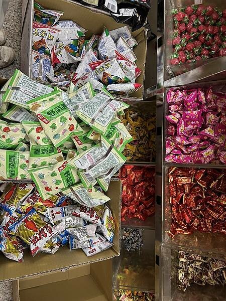 【屏東萬丹】隆達糖果餅乾批發零售專賣店 ~天啊!大家都大包小