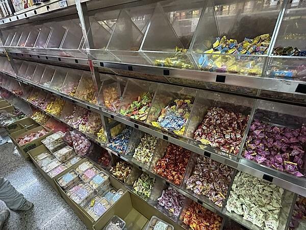 【屏東萬丹】隆達糖果餅乾批發零售專賣店 ~天啊!大家都大包小