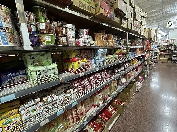 【屏東萬丹】隆達糖果餅乾批發零售專賣店 ~天啊!大家都大包小