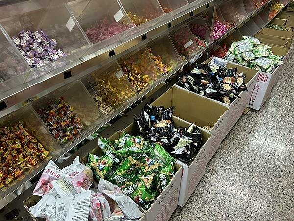 【屏東萬丹】隆達糖果餅乾批發零售專賣店 ~天啊!大家都大包小