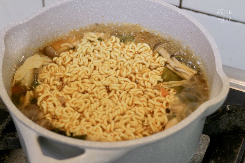 賣場美食｜家樂福韓國泡麵推薦！香辣醇厚的韓式火辛拉麵袋裝泡麵