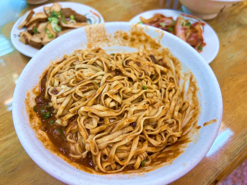 宜蘭縣頭城鎮綵宸小吃》40年老店頭城麻醬麵蛤蜊湯創始店，超美味麻醬麵、超鮮甜蛤蠣湯