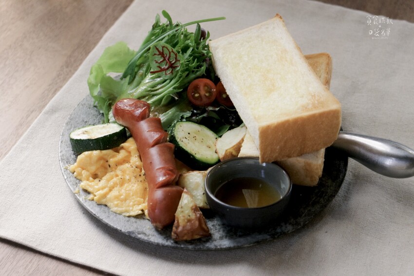 台中中區｜隱身舊城區日式昭和氛圍咖啡廳，季節限定草莓甜點一次