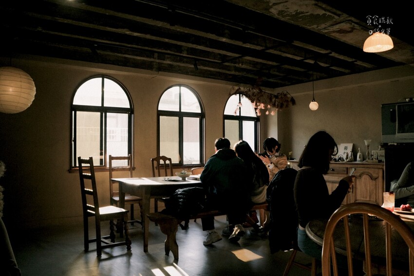 台中中區｜隱身舊城區日式昭和氛圍咖啡廳，季節限定草莓甜點一次