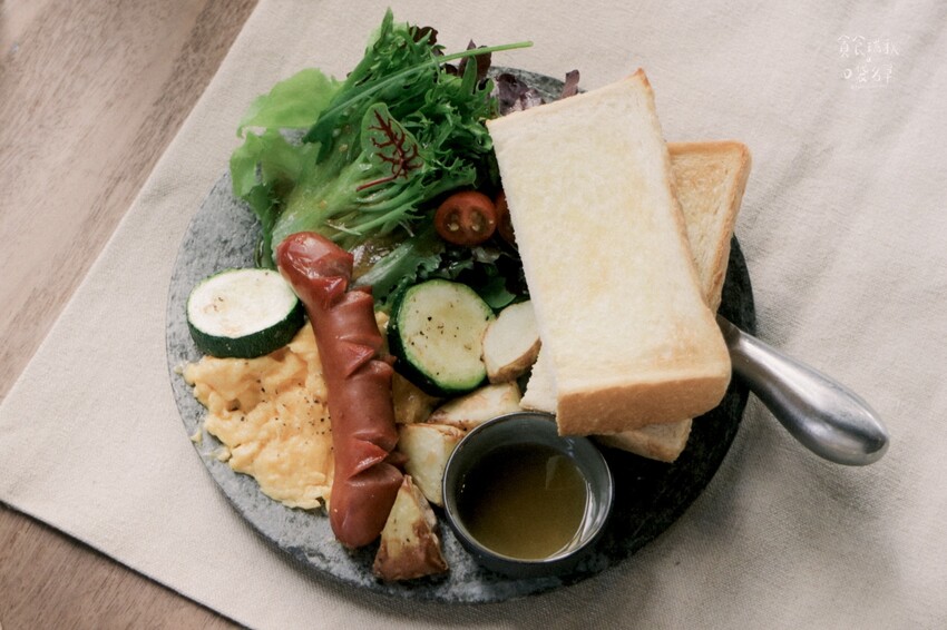 台中中區｜隱身舊城區日式昭和氛圍咖啡廳，季節限定草莓甜點一次