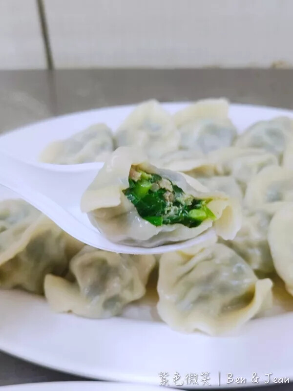 宜蘭縣羅東鎮老柒水餃》必吃韭菜水餃沾蒜頭辣醬,外皮軟Q內餡料好實在,在地人也愛從午餐到宵夜都想吃