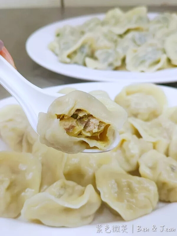 宜蘭縣羅東鎮老柒水餃》必吃韭菜水餃沾蒜頭辣醬,外皮軟Q內餡料好實在,在地人也愛從午餐到宵夜都想吃