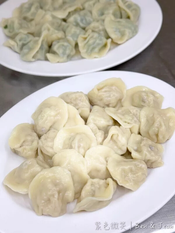 宜蘭縣羅東鎮老柒水餃》必吃韭菜水餃沾蒜頭辣醬,外皮軟Q內餡料好實在,在地人也愛從午餐到宵夜都想吃