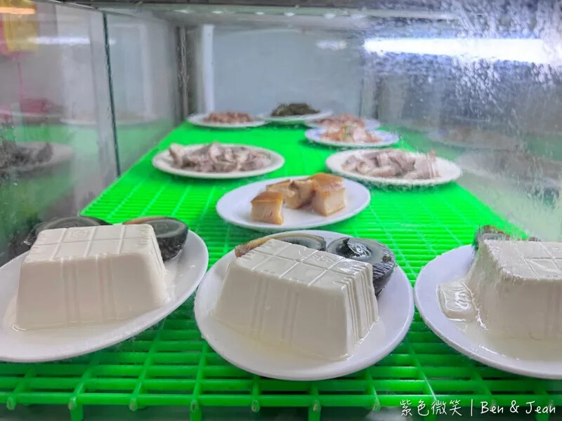 宜蘭縣羅東鎮老柒水餃》必吃韭菜水餃沾蒜頭辣醬,外皮軟Q內餡料好實在,在地人也愛從午餐到宵夜都想吃