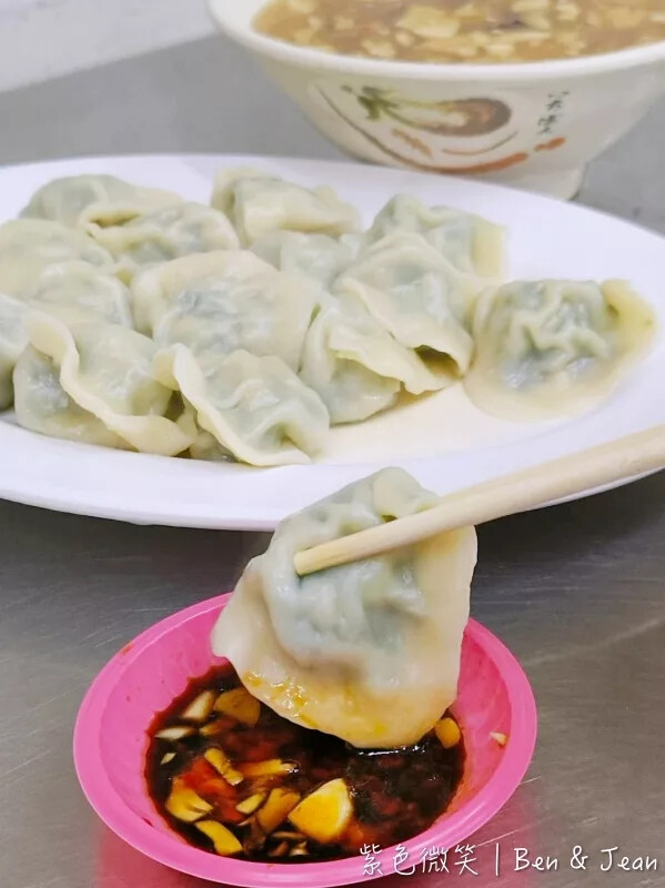 宜蘭縣羅東鎮老柒水餃》必吃韭菜水餃沾蒜頭辣醬,外皮軟Q內餡料好實在,在地人也愛從午餐到宵夜都想吃