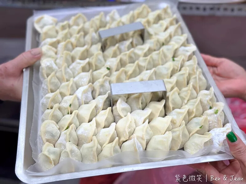 宜蘭縣羅東鎮老柒水餃》必吃韭菜水餃沾蒜頭辣醬,外皮軟Q內餡料好實在,在地人也愛從午餐到宵夜都想吃