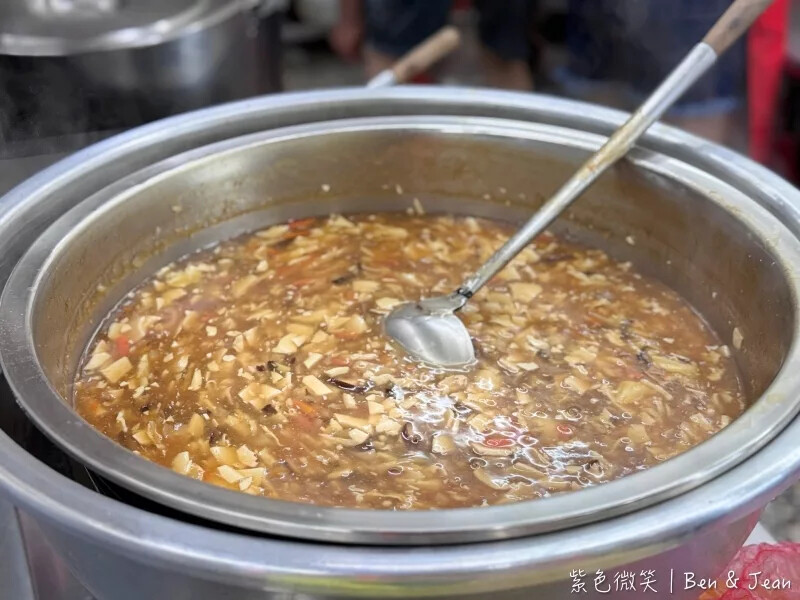 宜蘭縣羅東鎮老柒水餃》必吃韭菜水餃沾蒜頭辣醬,外皮軟Q內餡料好實在,在地人也愛從午餐到宵夜都想吃