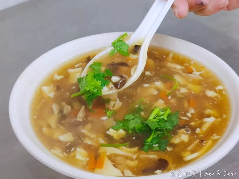 宜蘭縣羅東鎮老柒水餃》必吃韭菜水餃沾蒜頭辣醬,外皮軟Q內餡料好實在,在地人也愛從午餐到宵夜都想吃