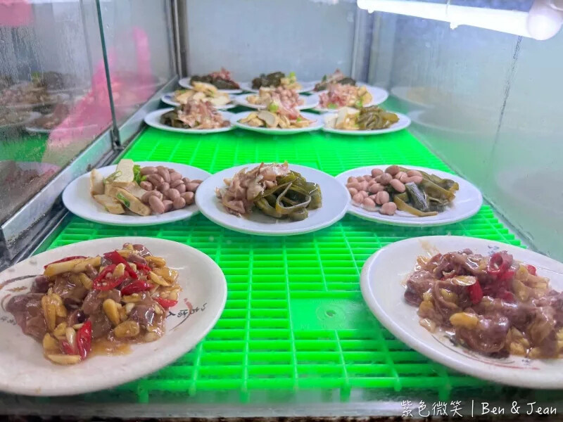 宜蘭縣羅東鎮老柒水餃》必吃韭菜水餃沾蒜頭辣醬,外皮軟Q內餡料好實在,在地人也愛從午餐到宵夜都想吃