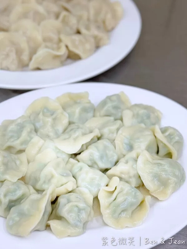 宜蘭縣羅東鎮老柒水餃》必吃韭菜水餃沾蒜頭辣醬,外皮軟Q內餡料好實在,在地人也愛從午餐到宵夜都想吃