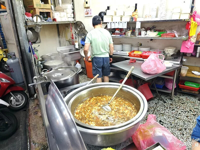 宜蘭縣羅東鎮老柒水餃》必吃韭菜水餃沾蒜頭辣醬,外皮軟Q內餡料好實在,在地人也愛從午餐到宵夜都想吃