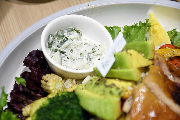 高雄市三民區莫蘭迪舒服的配色，主打4吋蛋糕、台灣特色咖啡的不限時咖啡廳【Four U Coffee】結合藝術風格，讓你我徹底感