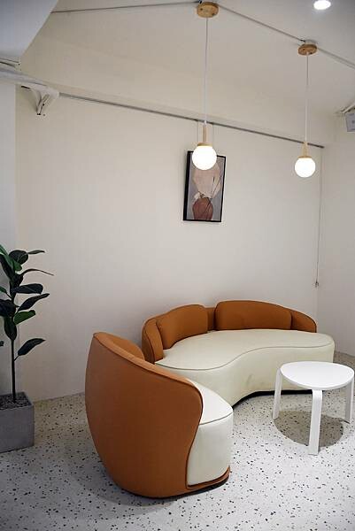 高雄市三民區莫蘭迪舒服的配色，主打4吋蛋糕、台灣特色咖啡的不限時咖啡廳【Four U Coffee】結合藝術風格，讓你我徹底感