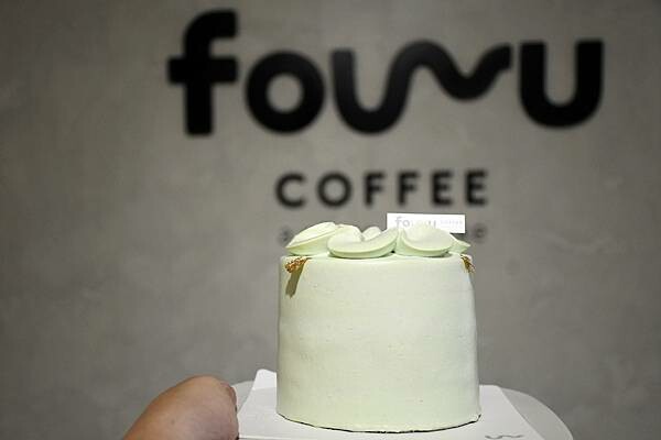 高雄市三民區莫蘭迪舒服的配色，主打4吋蛋糕、台灣特色咖啡的不限時咖啡廳【Four U Coffee】結合藝術風格，讓你我徹底感