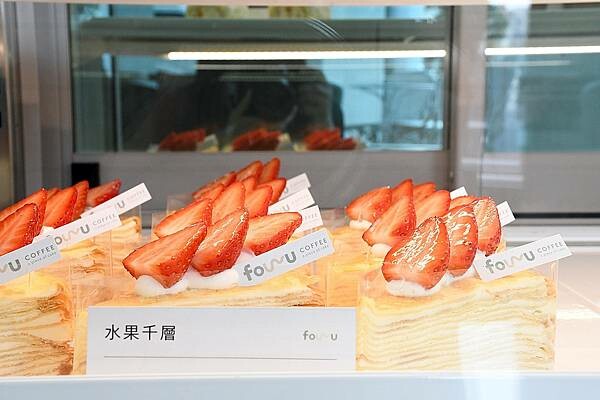 高雄市三民區莫蘭迪舒服的配色，主打4吋蛋糕、台灣特色咖啡的不限時咖啡廳【Four U Coffee】結合藝術風格，讓你我徹底感