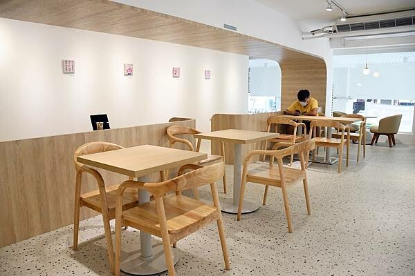 高雄市三民區莫蘭迪舒服的配色，主打4吋蛋糕、台灣特色咖啡的不限時咖啡廳【Four U Coffee】結合藝術風格，讓你我徹底感