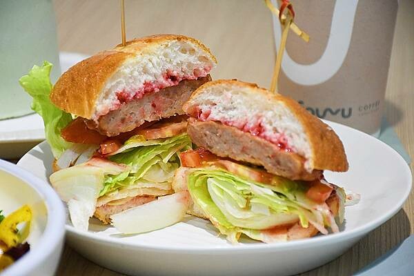 高雄市三民區莫蘭迪舒服的配色，主打4吋蛋糕、台灣特色咖啡的不限時咖啡廳【Four U Coffee】結合藝術風格，讓你我徹底感