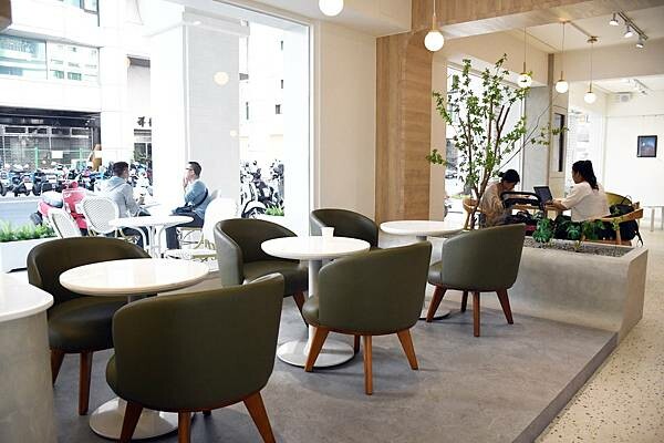 高雄市三民區莫蘭迪舒服的配色，主打4吋蛋糕、台灣特色咖啡的不限時咖啡廳【Four U Coffee】結合藝術風格，讓你我徹底感