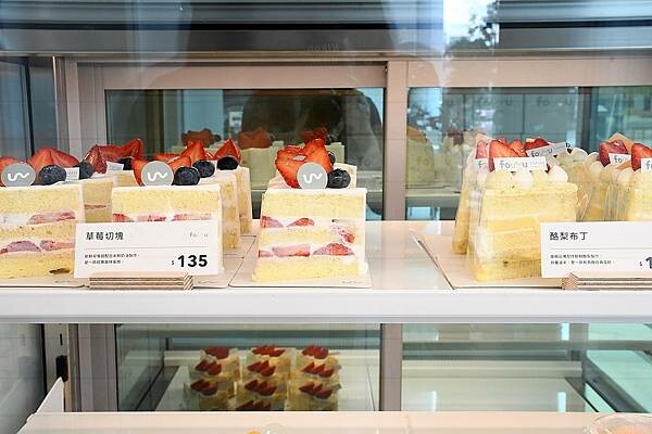 高雄市三民區莫蘭迪舒服的配色，主打4吋蛋糕、台灣特色咖啡的不限時咖啡廳【Four U Coffee】結合藝術風格，讓你我徹底感