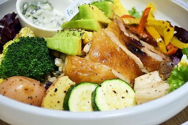 高雄市三民區莫蘭迪舒服的配色，主打4吋蛋糕、台灣特色咖啡的不限時咖啡廳【Four U Coffee】結合藝術風格，讓你我徹底感