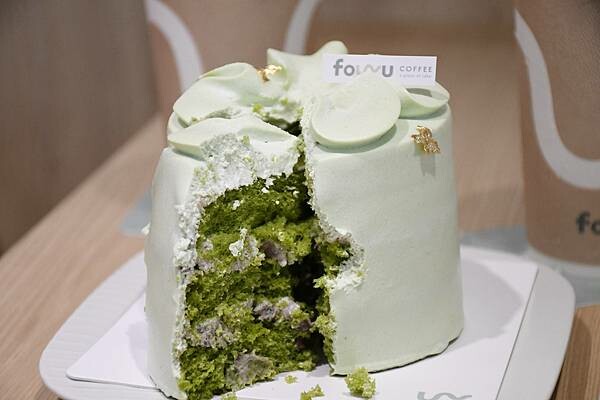 高雄市三民區莫蘭迪舒服的配色，主打4吋蛋糕、台灣特色咖啡的不限時咖啡廳【Four U Coffee】結合藝術風格，讓你我徹底感