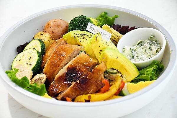 高雄市三民區莫蘭迪舒服的配色，主打4吋蛋糕、台灣特色咖啡的不限時咖啡廳【Four U Coffee】結合藝術風格，讓你我徹底感