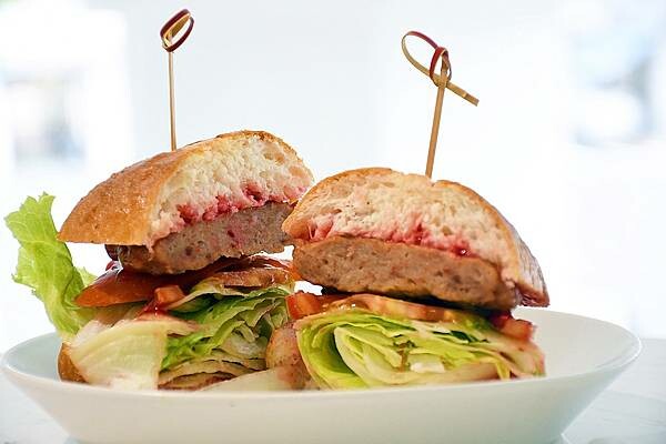 高雄市三民區莫蘭迪舒服的配色，主打4吋蛋糕、台灣特色咖啡的不限時咖啡廳【Four U Coffee】結合藝術風格，讓你我徹底感