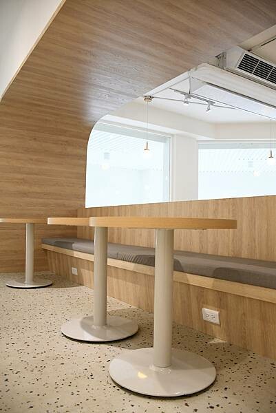 高雄市三民區莫蘭迪舒服的配色，主打4吋蛋糕、台灣特色咖啡的不限時咖啡廳【Four U Coffee】結合藝術風格，讓你我徹底感