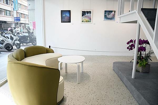 高雄市三民區莫蘭迪舒服的配色，主打4吋蛋糕、台灣特色咖啡的不限時咖啡廳【Four U Coffee】結合藝術風格，讓你我徹底感