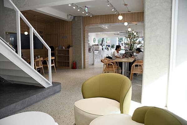 高雄市三民區莫蘭迪舒服的配色，主打4吋蛋糕、台灣特色咖啡的不限時咖啡廳【Four U Coffee】結合藝術風格，讓你我徹底感